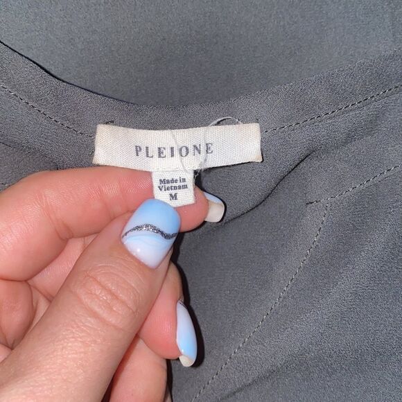 ✨ Solid Pleated Back High/Low Tunic Top✨ - Picture 3 of 4